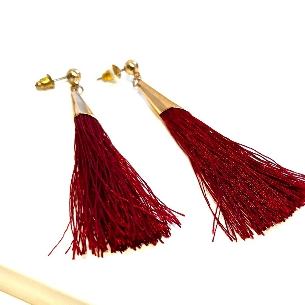 Maroon tassel earring - Picture 2 of 3